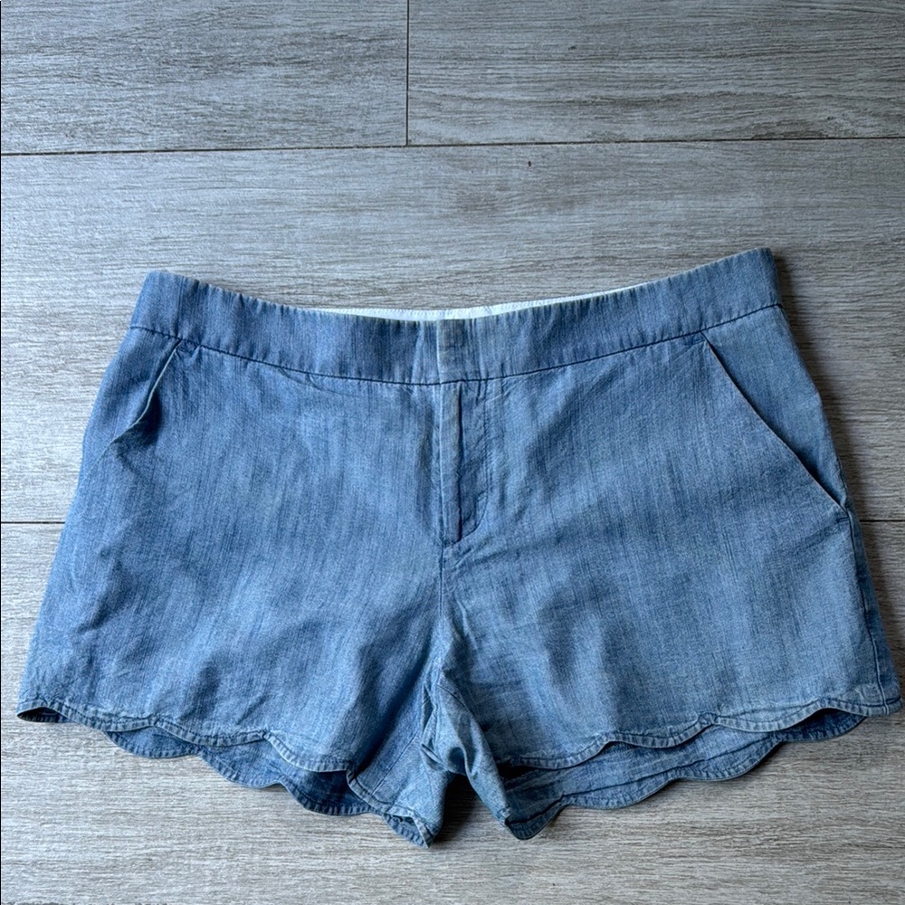 Club Monaco Women's Blue Scalloped Shorts Size 6 Denim Look Lightweight